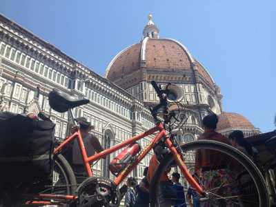La bici ferma sotto la cappella di Santa Maria del Fiore a Firenze